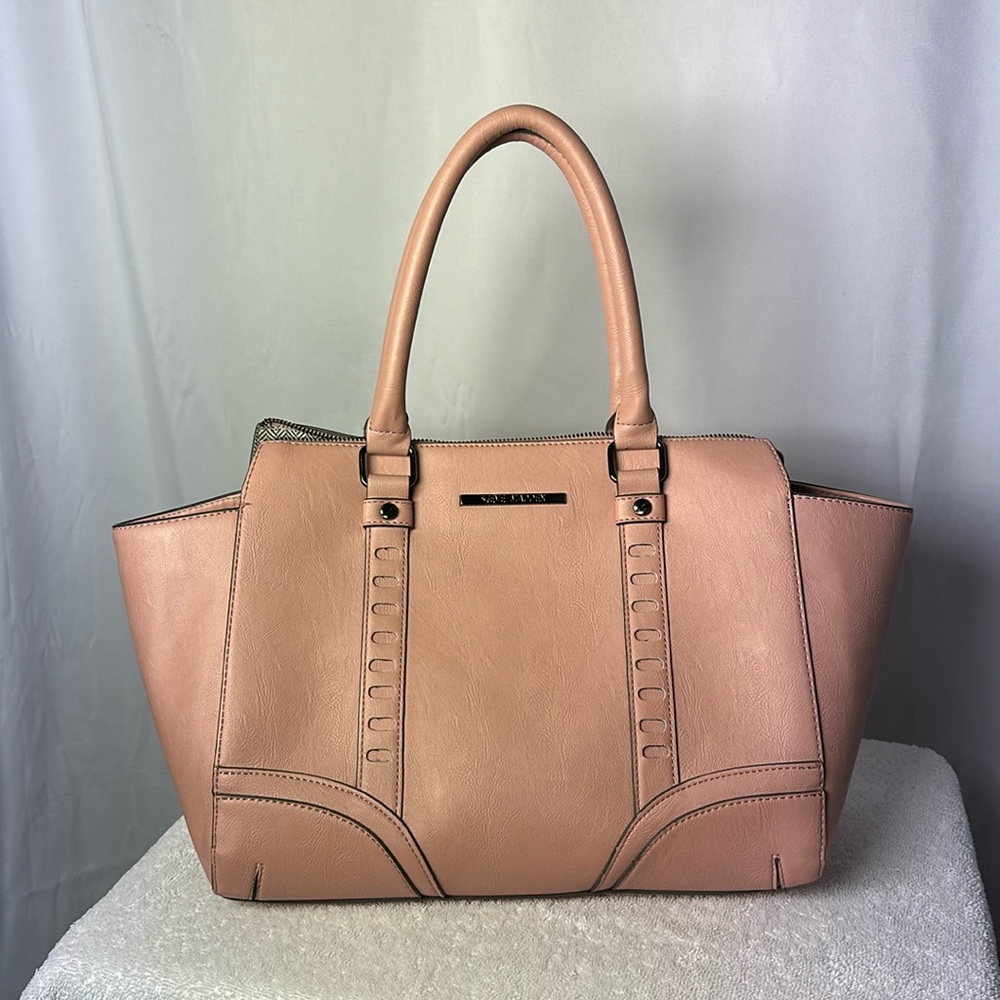 EUC Steve Madden Women’s Medium Tote Pink Zipper Close.